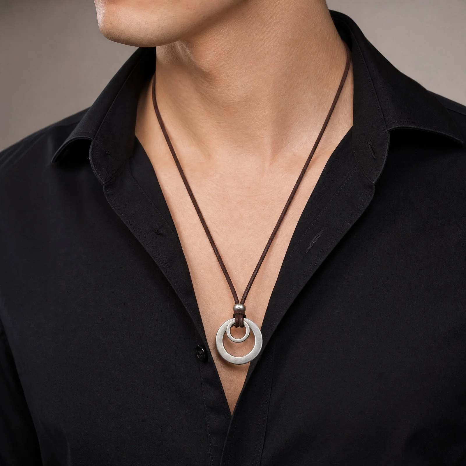 Collier pendentif double anneaux entrelacés en acier inoxydable pour homme – Cordon cuir marron ajustable, style vintage