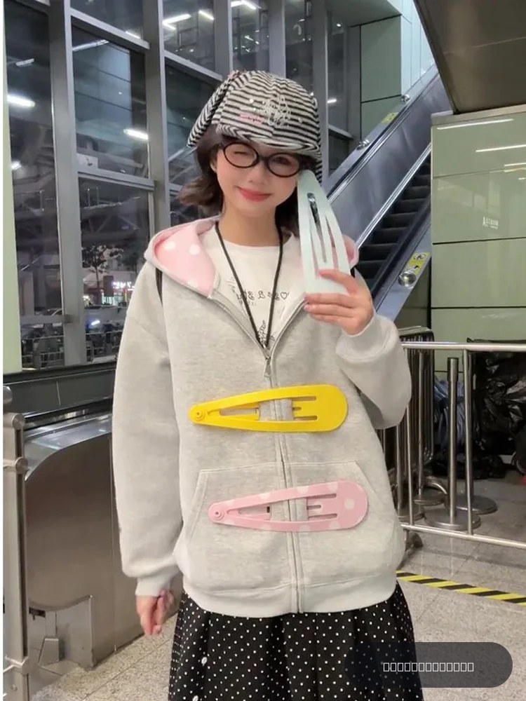 Sweat-shirt décontracté gris à capuche pour femme, style Y2K Kawaii, surdimensionné, avec fermeture éclair, décorations 3D en forme de pince à cheveux géante et pois, collection Automne Hiver 2026