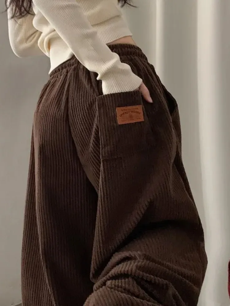 Pantalon décontracté en velours côtelé à jambes larges, taille élastique, avec étiquette personnalisée rétro à la poche arrière, nouveau style d'hiver pour femme, coupe ample