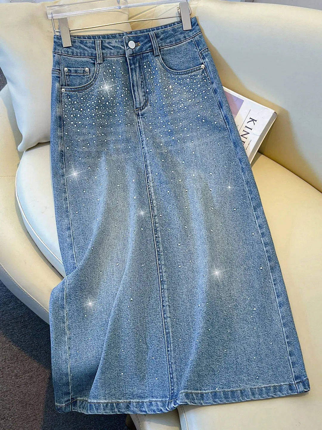 Jupe mi-longue trapèze en jean ornée de strass, design coréen tendance, pour femme, collection Printemps 2026, jupe amincissante, jupe en jean à la mode